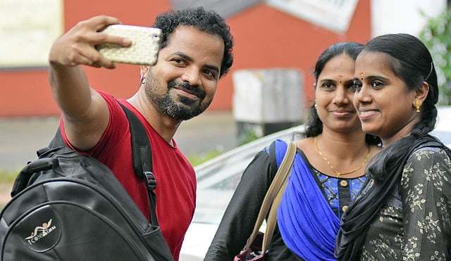 നടന് വിനയ് ഫോര്ട്ട് ഡെലിഗേറ്റുകള്ക്കൊപ്പം സെല്ഫിയെടുക്കുന്നു / ബിപി ദിപു, എക്സ്പ്രസ്