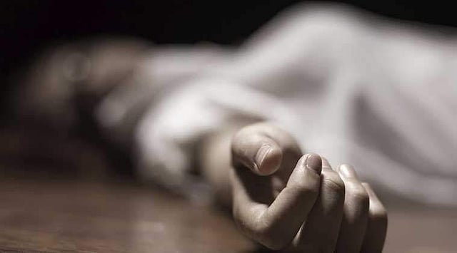 മോശമായി നോക്കിയെന്ന് പെണ്‍കുട്ടിയുടെ പരാതി; പൊലീസ് എത്തിയപ്പോള്‍ 53 കാരന്‍ വീട്ടില്‍ മരിച്ച നിലയില്‍, തലയിൽ മുറിവ്