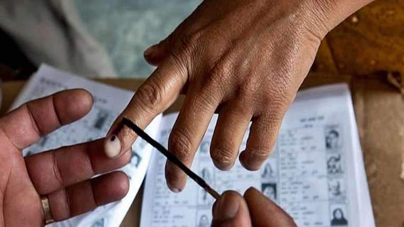 ബൂത്തില്‍ മൂന്ന് വോട്ടര്‍മാത്രം; ആറടി അകലം പാലിക്കണം; കുട്ടികളെ കൊണ്ടുപോകരുത്; അതീവ ജാഗ്രത പാലിക്കണം; മുന്നറിയിപ്പുമായി ആരോഗ്യവകുപ്പ്