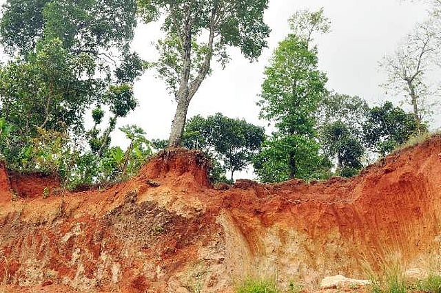 അശാസ്ത്രീയമായി മണ്ണെടുത്ത് കുന്നിന് ചെരിവ് നശിപ്പിച്ച നിലയില്- ഇടുക്കി വാഗമണ്ണില് നിന്നും വിന്സെന്റ് പുളിക്കല് പകര്ത്തിയ ചിത്രം