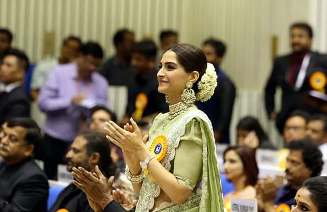 അവാര്ഡ് കൈപ്പറ്റിയതിനു ശേഷം സോനം കപൂര്