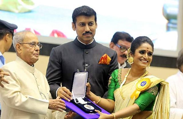 സുരഭി പ്രണബ് മുഖര്ജിയില് നിന്ന് അവാര്ഡ് ഏറ്റുവാങ്ങുന്നു
