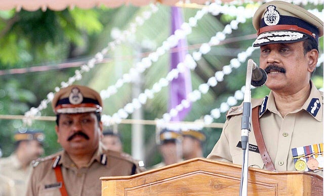 സ്ഥാനമൊഴിയുന്ന സംസ്ഥാന പൊലീസ് മേധാവി ടിപി സെന്കുമാറിന് തിരുവനന്തപുരം സ്പെഷല് ആംഡ് പൊലീസ് മൈതാനത്ത് സേന നല്കിയ വിടവാങ്ങല് പരേഡില് നിന്ന്. ചിത്രം കവിയൂര് സന്തോഷ്/എക്സ്പ്രസ്