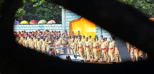 സ്ഥാനമൊഴിയുന്ന സംസ്ഥാന പൊലീസ് മേധാവി ടിപി സെന്കുമാറിന് തിരുവനന്തപുരം സ്പെഷല് ആംഡ് പൊലീസ് മൈതാനത്ത് സേന നല്കിയ വിടവാങ്ങല് പരേഡില് നിന്ന്. ചിത്രം കവിയൂര് സന്തോഷ്/എക്സ്പ്രസ്