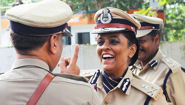 സ്ഥാനമൊഴിയുന്ന സംസ്ഥാന പൊലീസ് മേധാവി ടിപി സെന്കുമാറിന് തിരുവനന്തപുരം സ്പെഷല് ആംഡ് പൊലീസ് മൈതാനത്ത് സേന നല്കിയ വിടവാങ്ങല് പരേഡില് നിന്ന്. ചിത്രം കവിയൂര് സന്തോഷ്/എക്സ്പ്രസ്