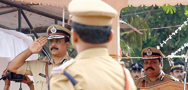 സ്ഥാനമൊഴിയുന്ന സംസ്ഥാന പൊലീസ് മേധാവി ടിപി സെന്കുമാറിന് തിരുവനന്തപുരം സ്പെഷല് ആംഡ് പൊലീസ് മൈതാനത്ത് സേന നല്കിയ വിടവാങ്ങല് പരേഡില് നിന്ന്. ചിത്രം കവിയൂര് സന്തോഷ്/എക്സ്പ്രസ്