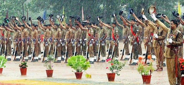 സ്ഥാനമൊഴിയുന്ന സംസ്ഥാന പൊലീസ് മേധാവി ടിപി സെന്കുമാറിന് തിരുവനന്തപുരം സ്പെഷല് ആംഡ് പൊലീസ് മൈതാനത്ത് സേന നല്കിയ വിടവാങ്ങല് പരേഡില് നിന്ന്. ചിത്രം കവിയൂര് സന്തോഷ്/എക്സ്പ്രസ്