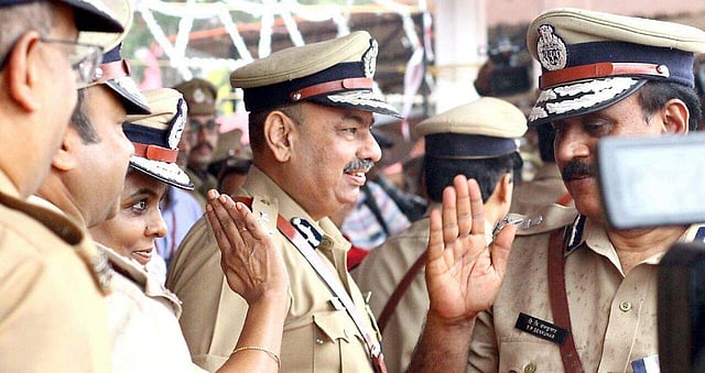 സ്ഥാനമൊഴിയുന്ന സംസ്ഥാന പൊലീസ് മേധാവി ടിപി സെന്കുമാറിന് തിരുവനന്തപുരം സ്പെഷല് ആംഡ് പൊലീസ് മൈതാനത്ത് സേന നല്കിയ വിടവാങ്ങല് പരേഡില് നിന്ന്. ചിത്രം കവിയൂര് സന്തോഷ്/എക്സ്പ്രസ്