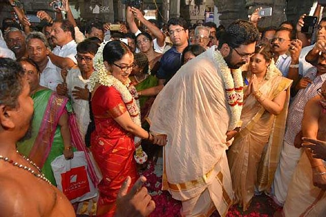 കെഎസ് ശബരിനാഥന് എംഎല്എയും തിരുവനന്തപുരം സബ് കലക്ടര് ദിവ്യ എസ് അയ്യരും തക്കല ക്ഷേത്രത്തില് വച്ച് വിവാഹിതരായപ്പോള് ചിത്രം: മനു ആര് മാവേലില്/എക്സ്പ്രസ്