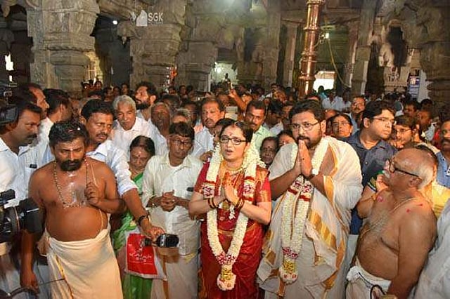 കെഎസ് ശബരിനാഥന് എംഎല്എയും തിരുവനന്തപുരം സബ് കലക്ടര് ദിവ്യ എസ് അയ്യരും തക്കല ക്ഷേത്രത്തില് വച്ച് വിവാഹിതരായപ്പോള് ചിത്രം: മനു ആര് മാവേലില്/എക്സ്പ്രസ്