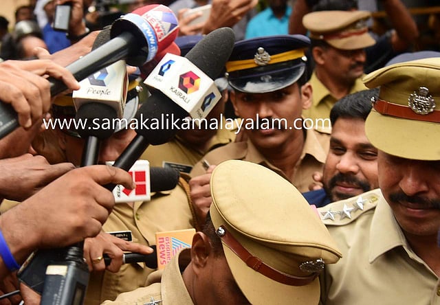 തെറ്റൊന്നും ചെയ്തിട്ടില്ലെന്ന് മാധ്യമങ്ങളോട്...ചിത്രം: ആല്ബിന് മാത്യു/എക്സപ്രസ്