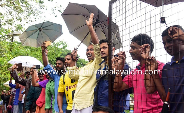 സബ് ജയിലിന് സമീപം രാവിലെതന്നെ നാട്ടുകാര് തടിച്ചുകൂടിയിരുന്നു.ചിത്രം: ആല്ബിന് മാത്യു/എക്സപ്രസ്