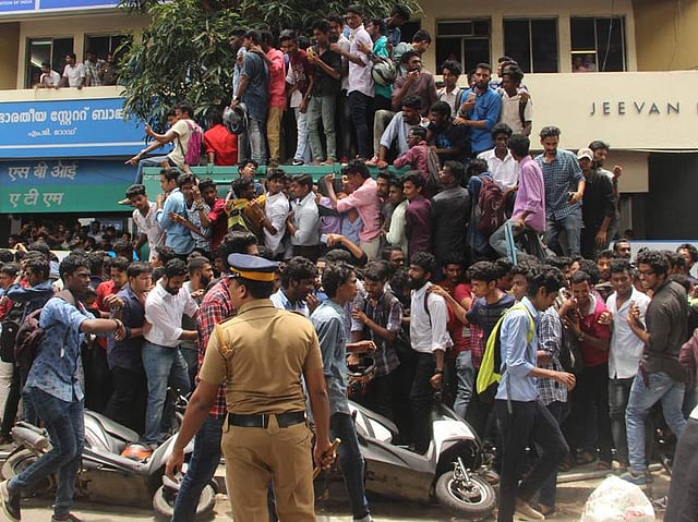 സ്വകാര്യ ചടങ്ങിനായി കൊച്ചിയിലെത്തിയ സണ്ണി ലിയോണിനെ കാണാനെത്തിയ ജനക്കൂട്ടം. ചിത്രം മെല്ട്ടണ് ആന്റണി/എക്സ്പ്രസ്