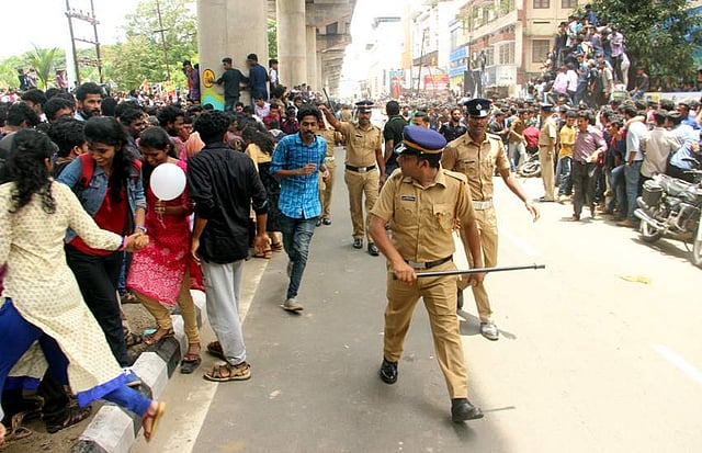 സ്വകാര്യ ചടങ്ങിനായി കൊച്ചിയിലെത്തിയ സണ്ണി ലിയോണിനെ കാണാനെത്തിയ ജനക്കൂട്ടം. ചിത്രം മെല്ട്ടണ് ആന്റണി/എക്സ്പ്രസ്
