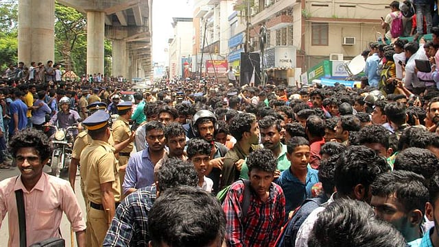 സ്വകാര്യ ചടങ്ങിനായി കൊച്ചിയിലെത്തിയ സണ്ണി ലിയോണിനെ കാണാനെത്തിയ ജനക്കൂട്ടം. ചിത്രം മെല്ട്ടണ് ആന്റണി/എക്സ്പ്രസ്