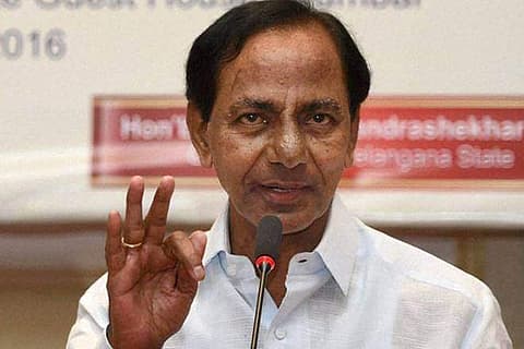മുഖ്യമന്ത്രി മൂന്നാം മുന്നണി രൂപീകരിക്കാനുള്ള ഓട്ടത്തിൽ; ജയിച്ച് 18 ദിവസമായിട്ടും സത്യപ്രതിജ്ഞ ചെയ്യാനാകാതെ എംഎൽഎമാർ