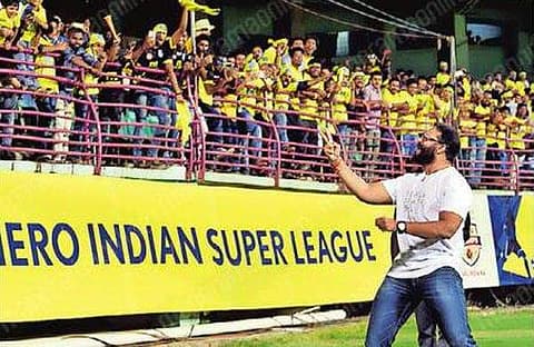ആ കിരീടം കേരളത്തിനു തന്നെ; താരനിര അണിനിരന്ന ഗ്യാലറിയില്‍ താരം അവരാണ്