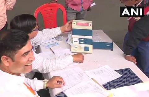 ബിജെപി പിന്നിലായപ്പോള്‍ യുപിയില്‍ മാധ്യമങ്ങളെ ഒഴിവാക്കി, ബിഹാറില്‍ വിവരം മറച്ചുവച്ചു
