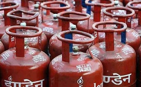 വീണ്ടും ഇരുട്ടടി; പാചകവാതക വിലയില്‍ വര്‍ധനവ്