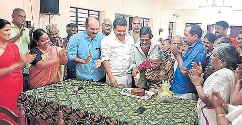 ഇതാദ്യം; വൃദ്ധസദനത്തിലെ ഈ കേക്ക് മുറിക്കലിന് ജീവിതത്തിന്റെ തിരുമധുരം; മറ്റന്നാള്‍ കല്യാണം