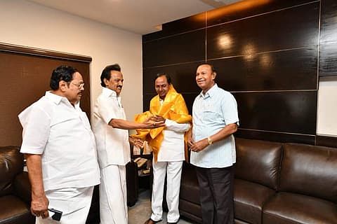 'കൈവിട്ട് കളിയില്ലെന്ന്' സ്റ്റാലിന്‍; മൂന്നാം മുന്നണി ചര്‍ച്ചയ്ക്ക് തിരിച്ചടി, മാധ്യമങ്ങളെ കാണാതെ കെ സി ആര്‍ മടങ്ങി