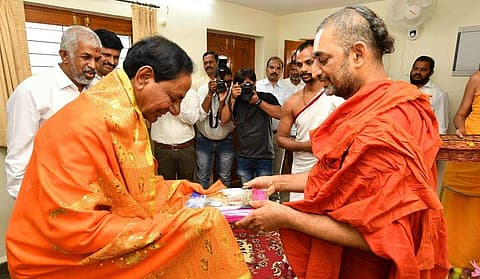'1048 യജ്ഞകുണ്ഡങ്ങള്‍, 4000 പുരോഹിതര്‍'; മഹായാഗവുമായി തെലങ്കാന മുഖ്യമന്ത്രി ; മോദിക്കും ക്ഷണം