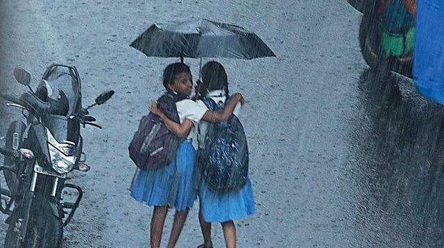 കനത്ത മഴ; അ‍ഞ്ച് ജില്ലകളിലെ വിദ്യാഭ്യാസ സ്ഥാപനങ്ങൾക്ക് നാളെ അവധി