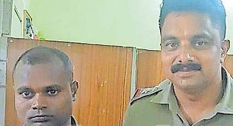 മൊബൈലില്‍ കണ്ട അതേ ആള്‍ കൊല്ലം റെയില്‍വെ സ്റ്റേഷനില്‍; എസ്‌ഐയെ കണ്ട് ഓടി; ഭാര്യയെ കൊന്നായാളെ സാഹസികമായി പിടികൂടി