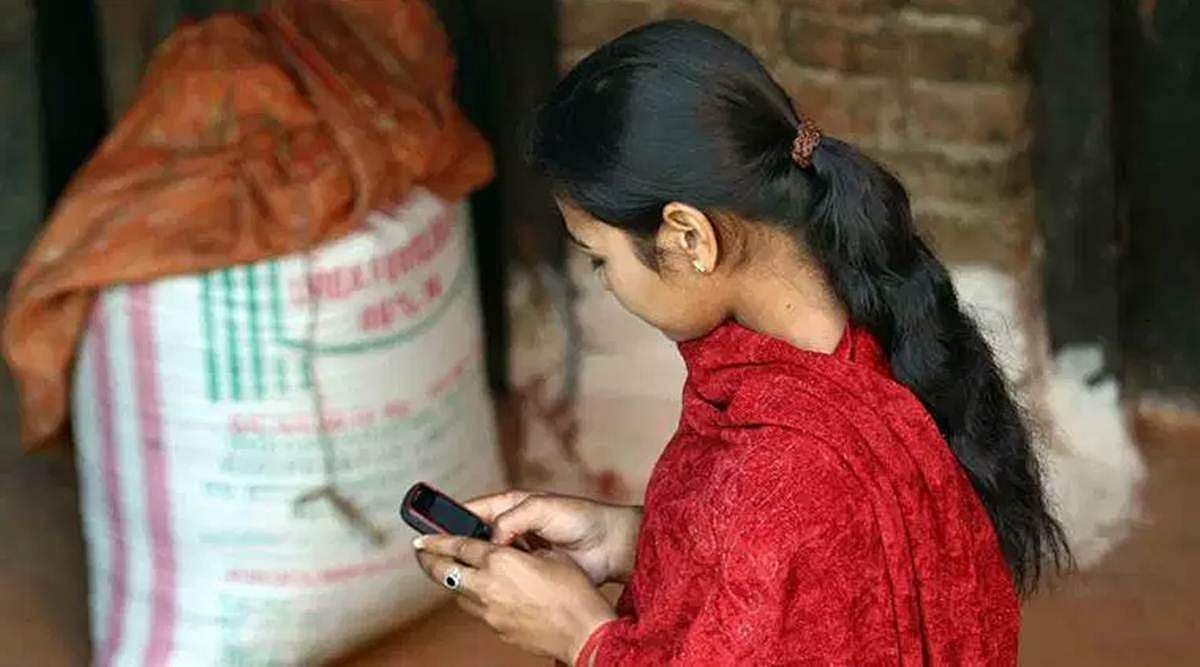 ഭര്‍ത്താവുമായി പിരിഞ്ഞു, യുവാവുമായി പ്രണയം; 'നാണക്കേട്' ഓര്‍ത്ത് പിന്‍വാങ്ങി;  വീട്ടമ്മയുടെ സ്വകാര്യചിത്രങ്ങള്‍ മക്കള്‍ക്ക് അയച്ചുനല്‍കി; കേസ്