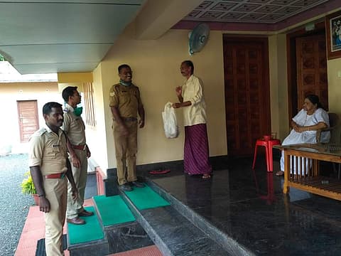 നിലമ്പൂരിലുള്ള വൃദ്ധദമ്പതികള്‍ക്ക് അവശ്യമരുന്ന് വേണം; കൊച്ചിയില്‍ നിന്ന് മരുന്നുമായി തീ വേഗത്തില്‍ പറന്നെത്തി ഫയര്‍ ഫോഴ്‌സ്