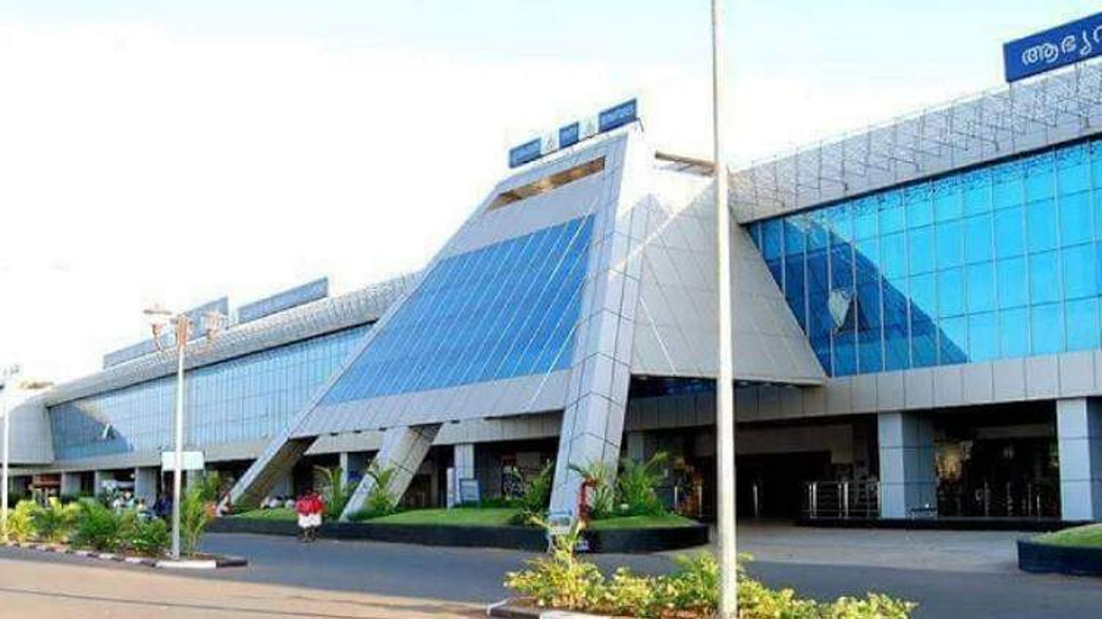 കരിപ്പൂര് വിമാനത്താവളത്തില് സുരക്ഷാ വീഴ്ച; ഉപയോഗിച്ച പിപിഇ കിറ്റുകള് വലിച്ചെറിഞ്ഞ നിലയില്