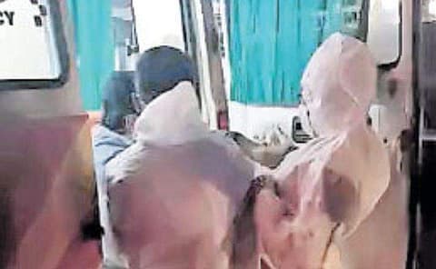 ആംബുലൻസ് ഡ്രൈവറെ ഇടിച്ചു വീഴ്ത്തി പ്രവാസി ഇറങ്ങിയോടി; പൊലീസ് സഹായത്തോടെ കീഴ്പ്പെടുത്തി