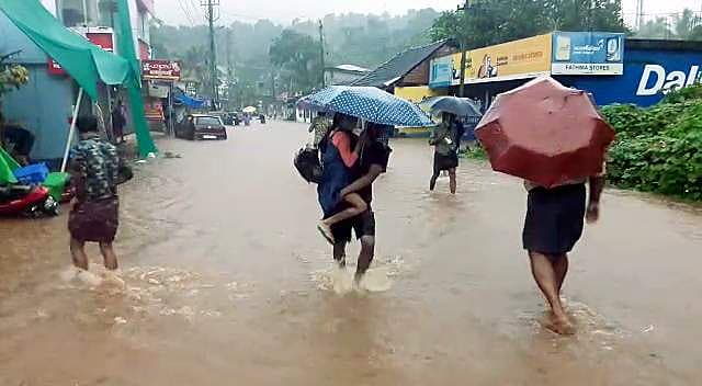 ശബരിമലയിൽ ശക്തമായ മഴ, ഇന്നലെ മല ചവിട്ടിയവർക്ക് ദർശനം; നിലക്കലിൽ എത്തിയ തീർത്ഥാടകരെ തിരിച്ചയക്കും