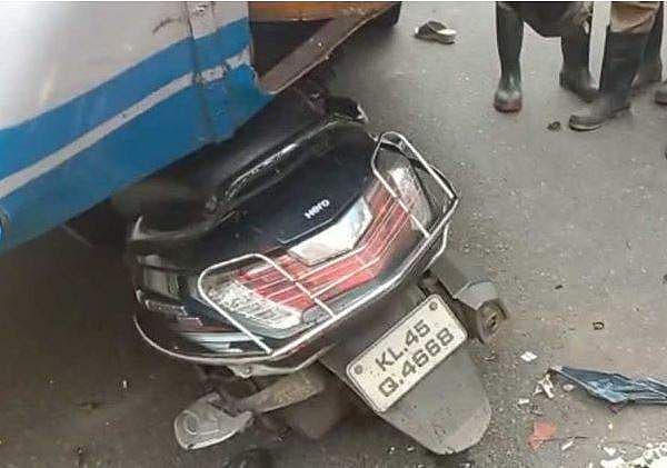 കെഎസ്ആര്‍ടിസി ബസിന് പിന്നില്‍ സ്‌കൂട്ടര്‍ ഇടിച്ചുകയറി; അഞ്ചുവയസ്സുകാരനും അച്ഛനും മരിച്ചു