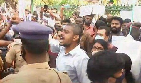 നിയമനം പിന്‍വാതിലിലൂടെ; സെക്രട്ടേറിയറ്റിന്‌  മുന്നില്‍ ദേഹത്ത് മണ്ണെണ്ണ ഒഴിച്ച്‌ ഉദ്യോഗാര്‍ഥികള്‍;  മാര്‍ച്ചില്‍ സംഘര്‍ഷം