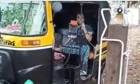 ആശുപത്രിയില്‍ കിടക്ക 'ഒഴിവില്ല'; ഓക്‌സിജന്‍ സിലിണ്ടറുമായി രോഗി ഓട്ടോറിക്ഷയില്‍ (വീഡിയോ)
