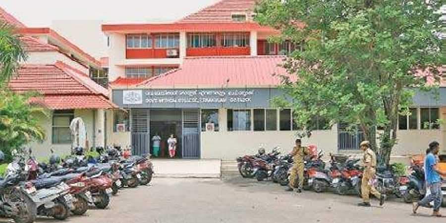 രണ്ട് ഡോസ് വാക്സിന് എടുത്തവര്ക്ക് മാത്രം സന്ദര്ശനത്തിന് അനുമതി; നിയന്ത്രണം കടുപ്പിച്ച് എറണാകുളം മെഡിക്കല് കോളജ്