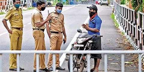 ട്രിപ്പിൾ ലോക്ക്ഡൗൺ: കൊച്ചി നഗരത്തിൽ നിയന്ത്രണങ്ങൾ കടുപ്പിച്ച് പൊലീസ്