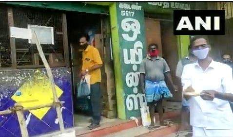 മാസങ്ങള്‍ക്ക് ശേഷം മദ്യം കിട്ടി;  കുപ്പികള്‍ ആരാധിച്ച് ആഘോഷം; വീഡിയോ വൈറല്‍