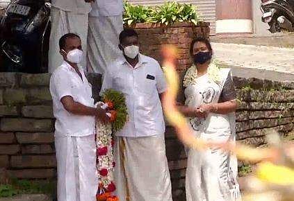 നടുറോഡില്‍ വച്ച് വിവാഹം; താലിക്കെട്ട് കാണാന്‍ ആളുകള്‍ കൂട്ടത്തോടെ എത്തി; പുലിവാല് പിടിച്ച് സമരക്കാര്‍
