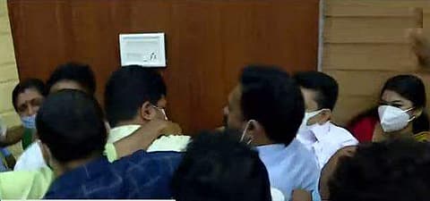 തൃശൂര്‍ കോര്‍പ്പറേഷന്‍ യോഗത്തില്‍ കൂട്ടത്തല്ല്; ഭരണ, പ്രതിപക്ഷ അംഗങ്ങള്‍ ഏറ്റുമുട്ടി