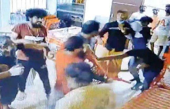 ഓംലെറ്റിന് ഉപ്പ് കുറഞ്ഞു, ആശുപത്രി ക്യാന്റീനില്‍ സംഘര്‍ഷം; നാല് പേര്‍ക്കെതിരെ കേസ്‌