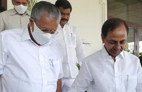 മൂന്നാം മുന്നണി നീക്കവുമായി സിപിഎം; തെലങ്കാന മുഖ്യമന്ത്രിയുമായി ചര്‍ച്ച നടത്തി പിണറായി