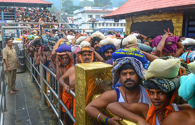 ശബരിമലയിൽ ദർശനത്തിനായി കാത്തുനിൽക്കുന്ന അയ്യപ്പഭക്തർ/ ചിത്രം: പിടിഐ