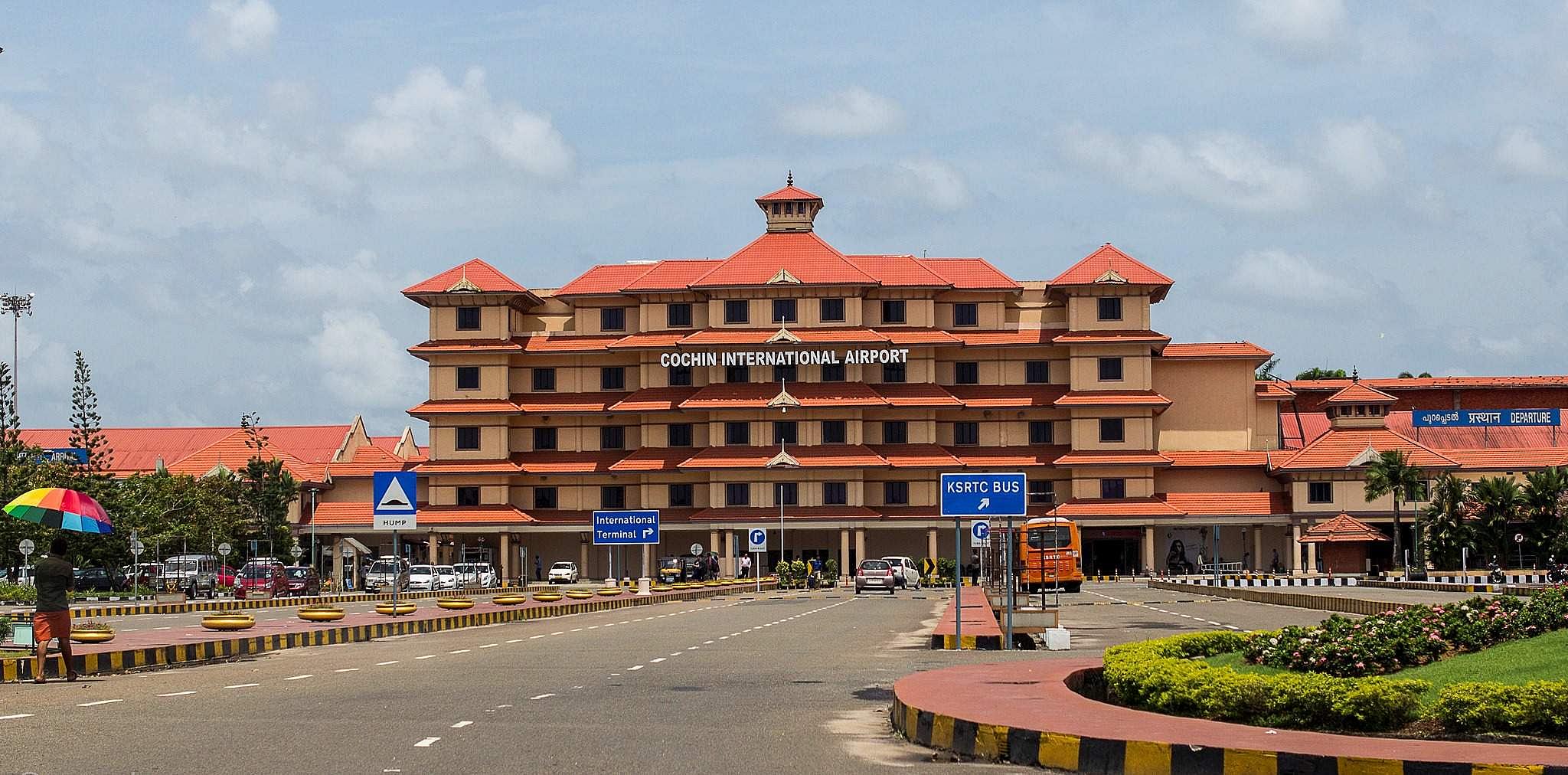 കൊച്ചി വിമാനത്താവളത്തില്‍ ഒരു കോടി രൂപയുടെ സ്വര്‍ണ്ണ വേട്ട; കടത്തിയത് ഗര്‍ഭനിരോധന ഉറകളില്‍ പൊതിഞ്ഞ്