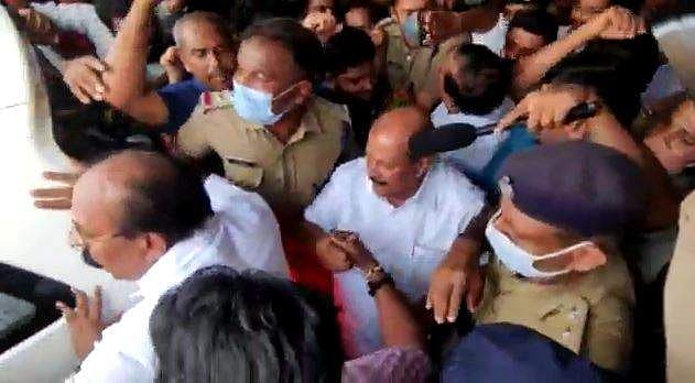 പിസി ജോര്‍ജിന് ശാരീരിക അസ്വസ്ഥത; ആശുപത്രിയില്‍ നിരീക്ഷണത്തില്‍