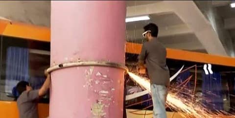 സ്വിഫ്റ്റ് ബസ് തൂണുകള്‍ക്കിടയില്‍ കുടുങ്ങി, മണിക്കൂറുകള്‍ നീണ്ട ശ്രമം; പുറത്തെടുത്തു