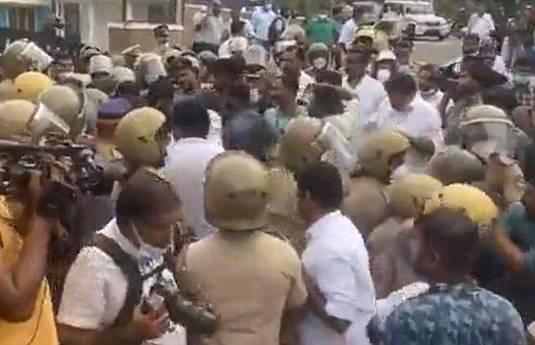 പടരുന്ന പ്രതിഷേധം; കോൺ​ഗ്രസ് പ്രവർത്തകർ തെരുവിൽ; വിവിധ ജില്ലകളിൽ സംഘർഷാവസ്ഥ; എകെജി സെന്ററിന് കനത്ത സുരക്ഷ 