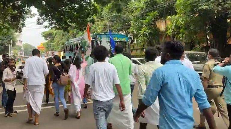കോണ്‍ഗ്രസ് പ്രതിഷേധ മാര്‍ച്ച് കയ്യുംകെട്ടി നോക്കിനിന്നു; ഏഴു പൊലീസുകാര്‍ക്കെതിരെ നടപടി; ഓര്‍ഡര്‍ലി മാര്‍ച്ച്