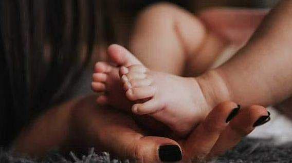 ഫോണ്‍ എടുക്കാന്‍ ശ്രമിക്കുന്നതിനിടെ ഫ്ലാറ്റിന്റെ ഏഴാംനിലയില്‍ നിന്ന് മൂന്ന് വയസുകാരി വീണ് മരിച്ചു